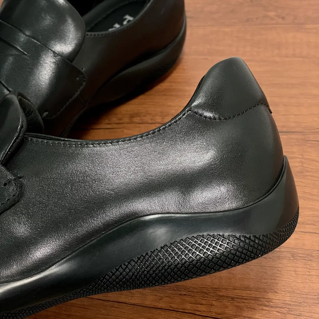💰720 Code: YS003342 Prada/Prada men's new leather sneakers. These sneakers are made of imported calf leather and have a classic penny loafer upper design style, inspired by classic aesthetic concepts. Equipped with 3.5cm iconic red label lightweight elastic rubber soles, fabric and cowhide mixed lining, and silk-printed logo cowhide foot pads. The style is versatile and durable, comfortable and breathable, and comes with a full set of original packaging dust bags! Size: 39-40-41-42-43-44 Standard leather shoe size (45 can be customized but returns and exchanges are not supported) Item number: 4D3612 Black